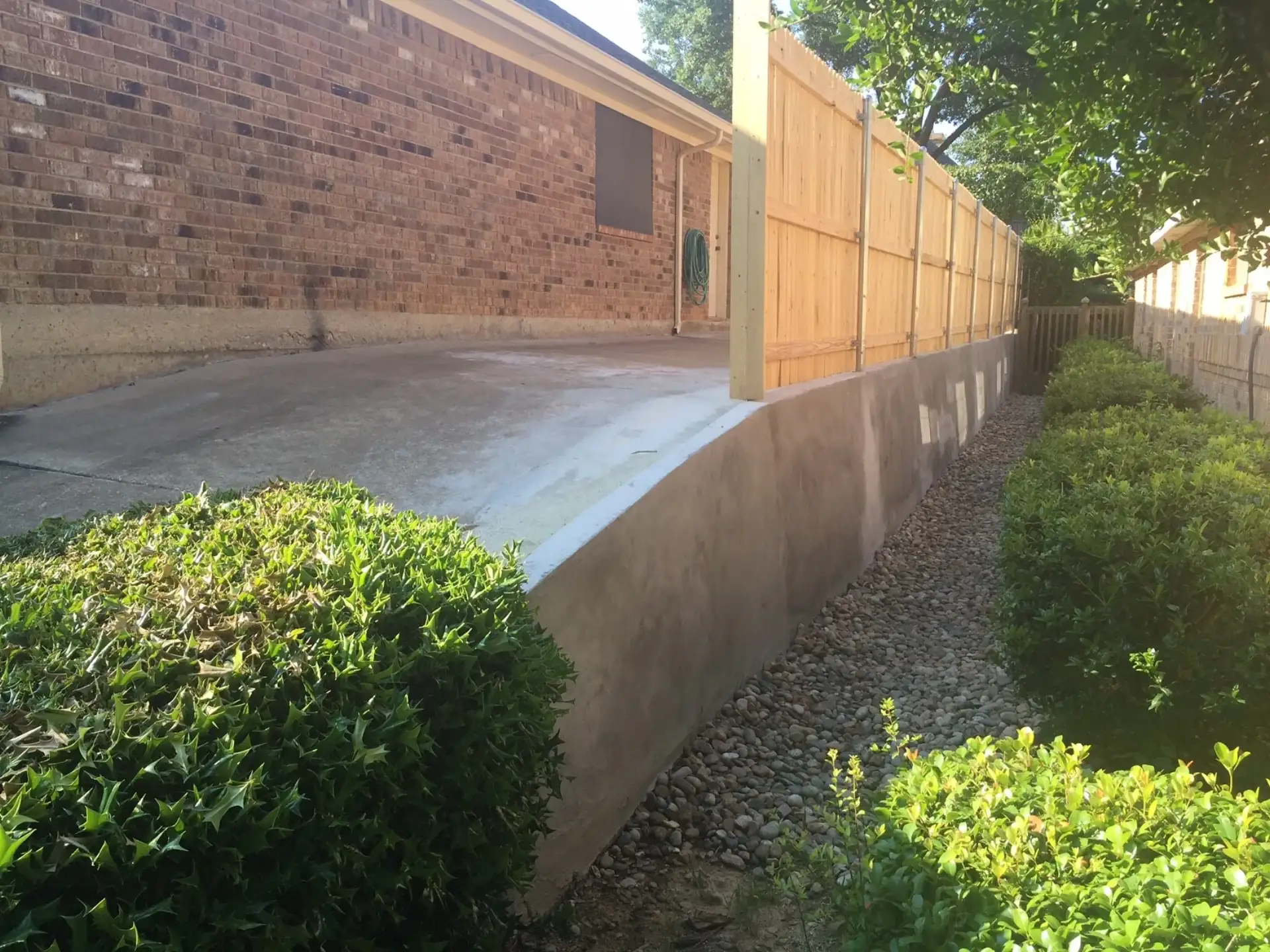 Poured concrete retaining wall along a side yard in Colleyville, TX Poured concrete retaining wall along a side yard in Colleyville, TX
