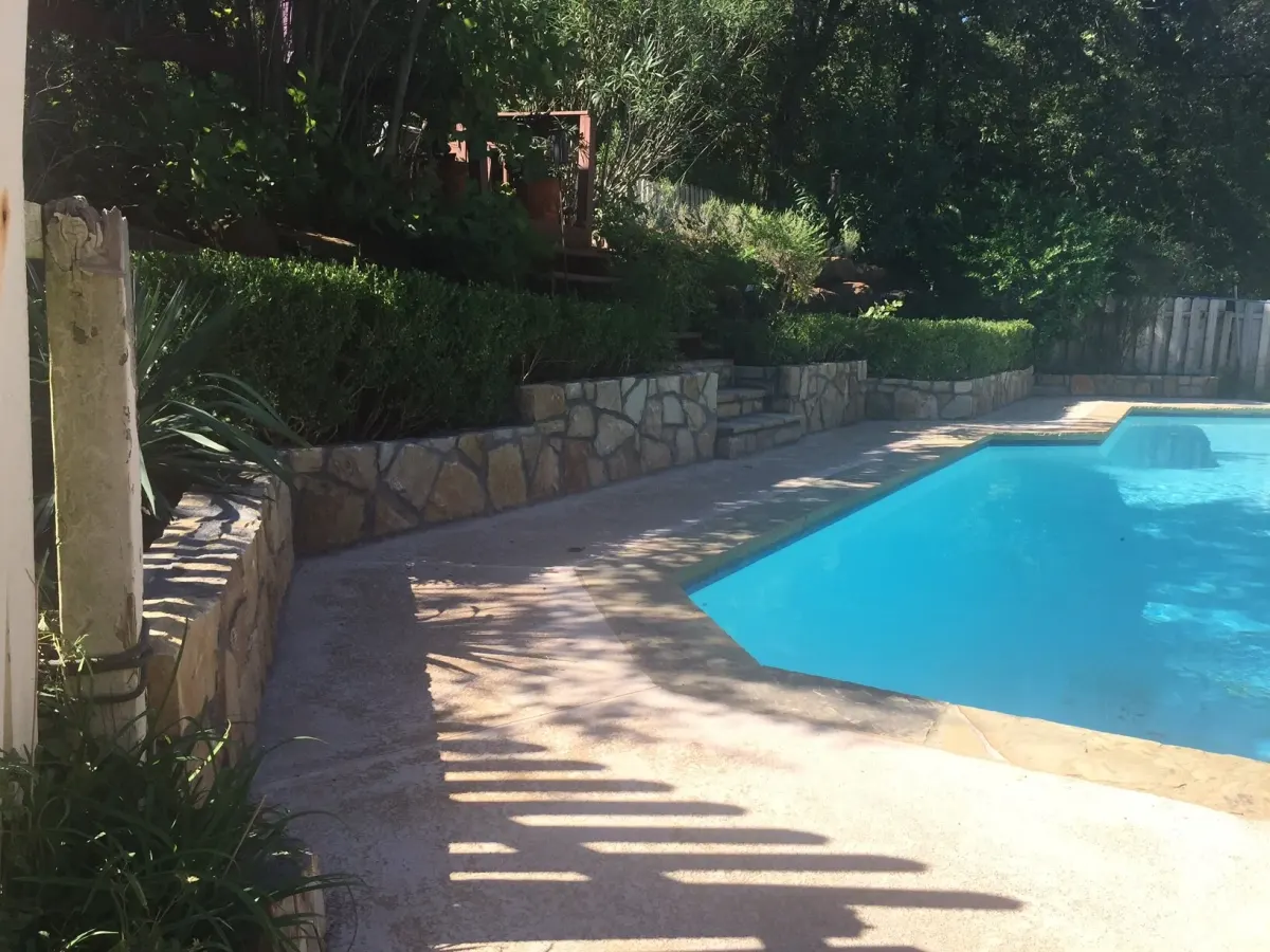 Natural stone retaining wall pool — a JCL Landscape Services project in the Dallas–Fort Worth metroplex Natural stone retaining wall pool — a JCL Landscape Services project in the Dallas–Fort Worth metroplex
